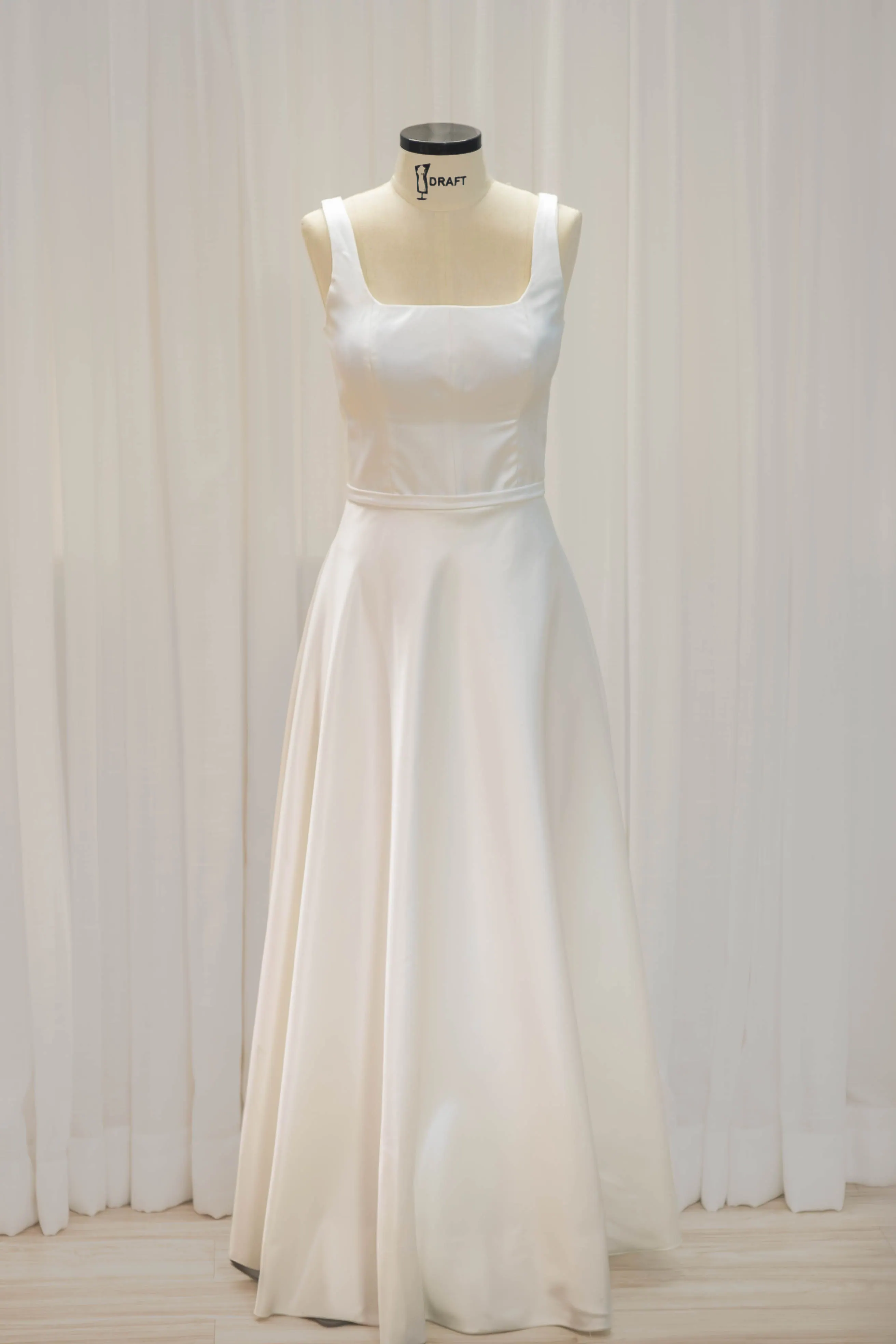 Vestido da Luiza no manequim — estrutura
